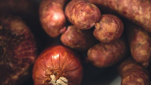 Mega Image retrage de pe piață un sortiment de cârnați care ar fi contaminat cu Salmonella