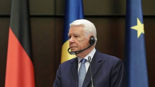 Comunitatea Declic a depus la Senat o petiţie semnată de 120.000 de persoane, prin care se cere demisia lui Meleşcanu