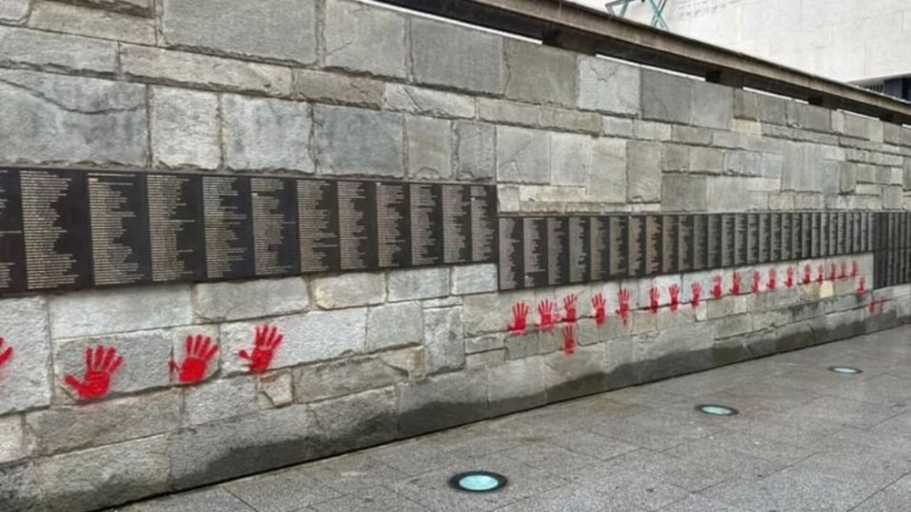 Patru bulgari urmează să fie judecaţi în toamnă la Paris cu privire la ”mâinile roşii” de pe Memorialul Holocaustului / Ei riscă până la şapte ani de închisoare şi amenzi de 75.000 €. O primă audiere la 11 septembrie, procesul pe fond, la sfârşitul lui octombrie