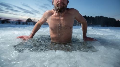 Când exagerăm cu băile în apă rece? Beneficiile există, dar pot ajunge să fie fatale, susțin specialiștii