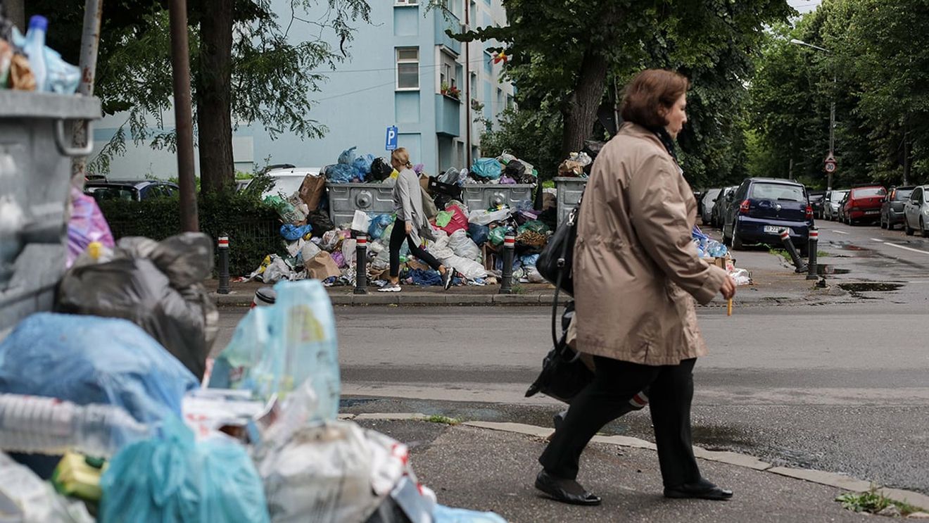 Plângeri penale împotriva a 20 de persoane şi firme care au abandonat deşeuri lângă containerele din Sfântu Gheorghe / Și firmele depozitează în jurul acestor containere inteligente, achiziționate din fonduri europene, avertizează compania de salubritate