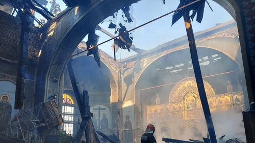 Incendiul izbucnit la biserica monument istoric din Prahova a fost lichidat, dar turla principală s-a prăbuşit