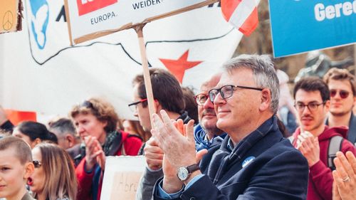 Candidatul cap de listă al social-democraţilor europeni felicită PPE şi anunţă că este deschis pentru o cooperare cu vocile democrate din legislativul UE