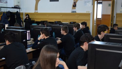 Aproape 200 de elevi din 12 țări au participat la concursul de programare Info(1)Cup organizat de Centrul de Excelență Prahova și voluntari – studenți și foști olimpici la informatică