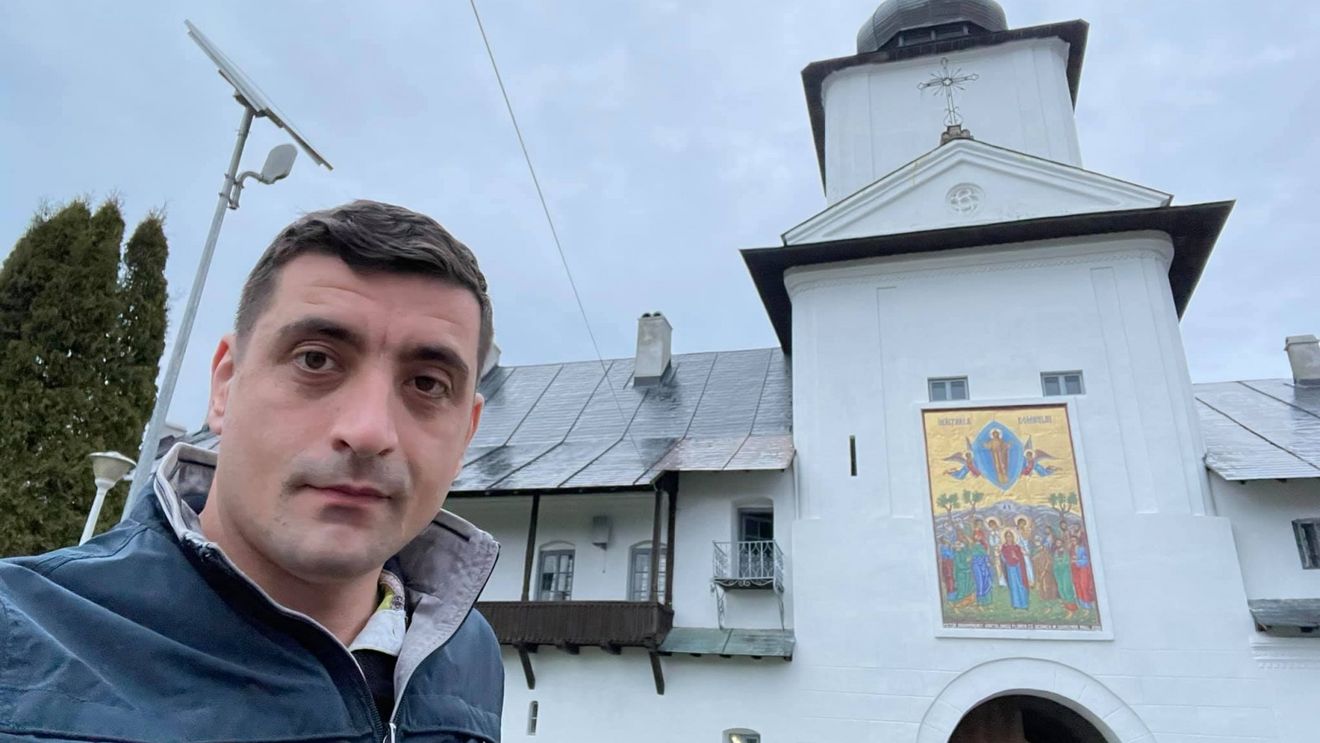 George Simion și protestatarii au început să cânte „Domn, domn, să-nălțăm” în fața cordonului de jandarmi