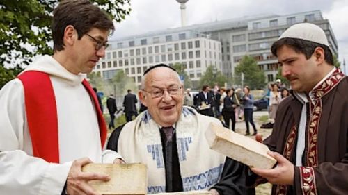 House of One: Creștini, evrei și musulmani construiesc Casa Religiilor la Berlin / A fost pusă piatra de temelie a unui proiect fără pereche în întreaga lume