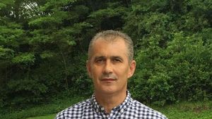 Un candidat la primărie anunță că oferă gratuit 1.800 de locuri de casă, lângă Sibiu / Fostul primar din Șelimbăr, Daniel Maricuța, e urmărit penal în cel mai mare dosar de corupție al județului