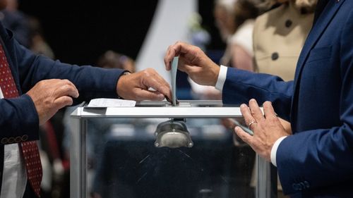 Macron anunţă că guvernul demisionar va fi în funcţie cel puţin până la jumătatea lunii august. El spune că îşi va duce mandatul până la capăt şi nu va mai dizolva încă o dată Adunarea Naţională