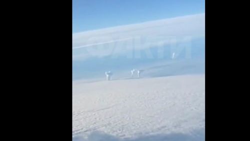 VIDEO Coloane uriașe de fum în urma exploziilor din Ucraina, văzute dintr-un avion care zbura deasupra Republicii Moldova