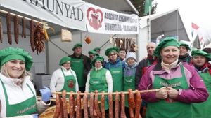 Românii au obținut primul loc la cel mai mare concurs de preparat porcul din Ungaria. O echipă din Hunedoara a impresionat juriul cu mici și virșli