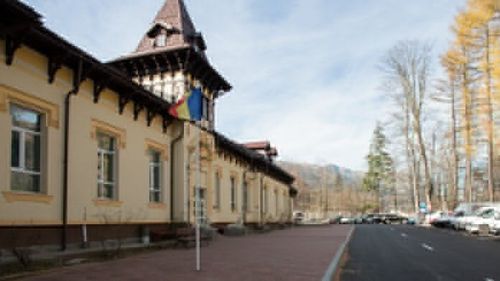 Mai mulți pacienți ai Spitalului Orăşenesc Sinaia au fost evacuați în urma unei degajări de fum din cauza unui scurtcircuit la un aparat frigorific