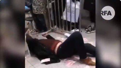 VIDEO Noi imagini din China. Bolnavii zac pe jos în spitale, gările sunt păzite cu arme automate