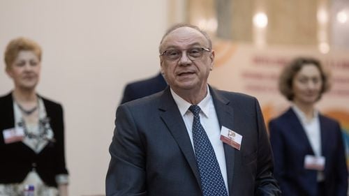 Președintele Iohannis i-a decorat pe președintele Curții Constituționale, Marian Enache, și pe judecătorii CCR Livia Stanciu și Varga Attila