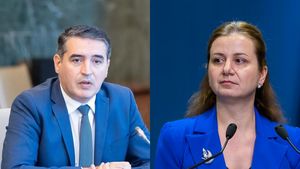 Ministrul Educației, Ligia Deca, i-a retras atribuțiile delegate secretarului de stat PSD Florian Lixandru, după ce acesta a criticat public proiectele de legi înaintate de ministru partidelor și a cerut aplicarea lor în 2024