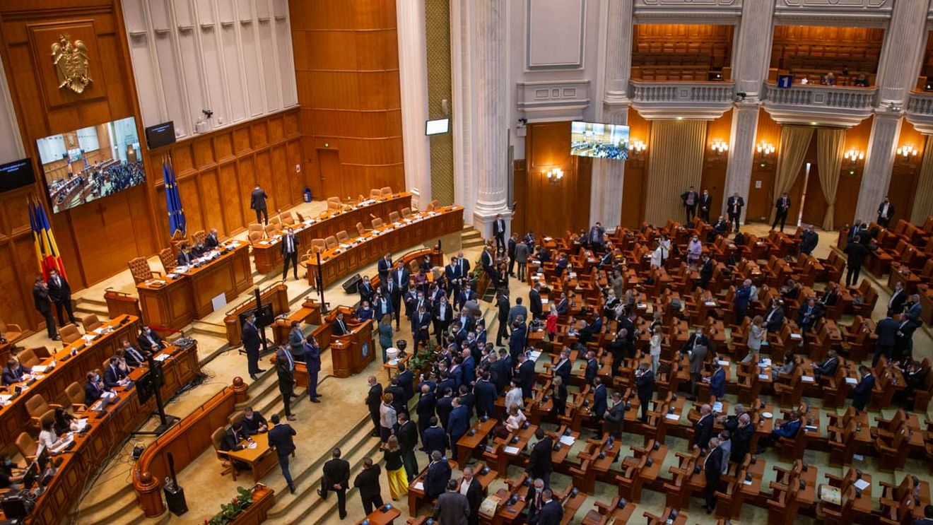 Cioloș depune luni la Parlament lista de miniștri