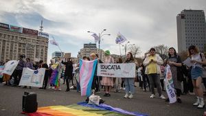 Asociația MozaiQ critică autoritățile pentru inacțiune în cazul recunoașterii legale a cuplurilor de același sex, deși a trecut termenul-limită prevăzut de CEDO