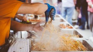 Evenimentul Bucharest Street Food Festival – Spring Edition, organizat în weekend pe Şoseaua Kiseleff din Capitală / Food truck-urile vor oferi burgeri, paella sau tacos
