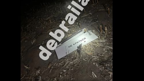 VIDEO Primele imagini cu resturile presupusei drone căzute lângă Brăila: fragmente cu inscripții în alfabet chirilic