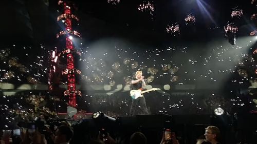 VIDEO Actorul Chris Hemsworth, invitatul surpriză la Bucureşti la concertul lui Ed Sheeran: „Te-ai descurcat foarte bine”