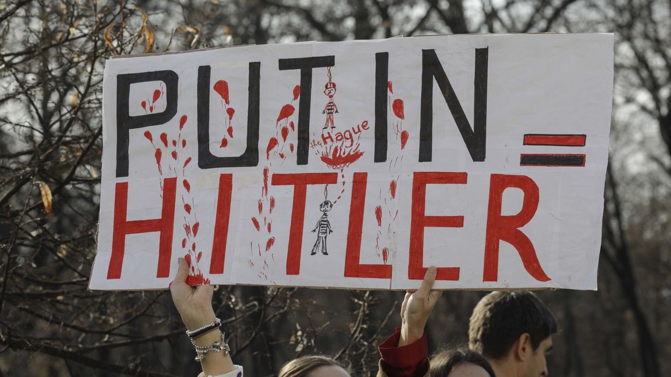 FOTO/VIDEO Zeci de persoane s-au adunat în Capitală la un marș de protest, la doi ani de când Rusia a invadat Ucraina / Protestatarii au strigat în fața Ambasadei Rusiei: „Putin este Hitler”, „Rusia, stat terorist” sau „Slava Ucraina”, „Slava eroilor”