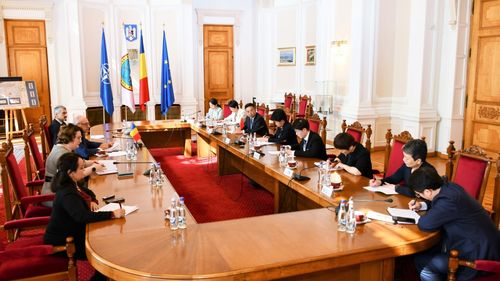 Șeful CCR, Marian Enache, a avut un schimb de experiență cu reprezentanții Comisiei pentru Constituție și Lege din Parlamentul Chinei/ Șefa delegației chineze, la prima vizită externă