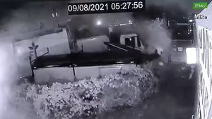 VIDEO Șoferul unui camion de gunoi a descoperit din greșeală o plantație de canabis / Camionul a intrat prin peretele unei clădiri în care se creșteau plantele