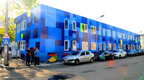 Poliția Locală București a sesizat parchetul și acuză Primăria Sector 4, condusă de Daniel Băluță, că a construit fără autorizație o clădire modulară în curtea școlii Ienăchiță Văcărescu, monument istoric