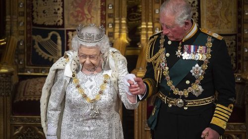 Regina Elisabeta ar fi murit de cancer: dezvăluiri din cartea biografului prințesei Kate / Charles "o vede pe Catherine ca pe fiica pe care nu a avut-o”, iar în particular, ea îi spune regelui ”grandpa”