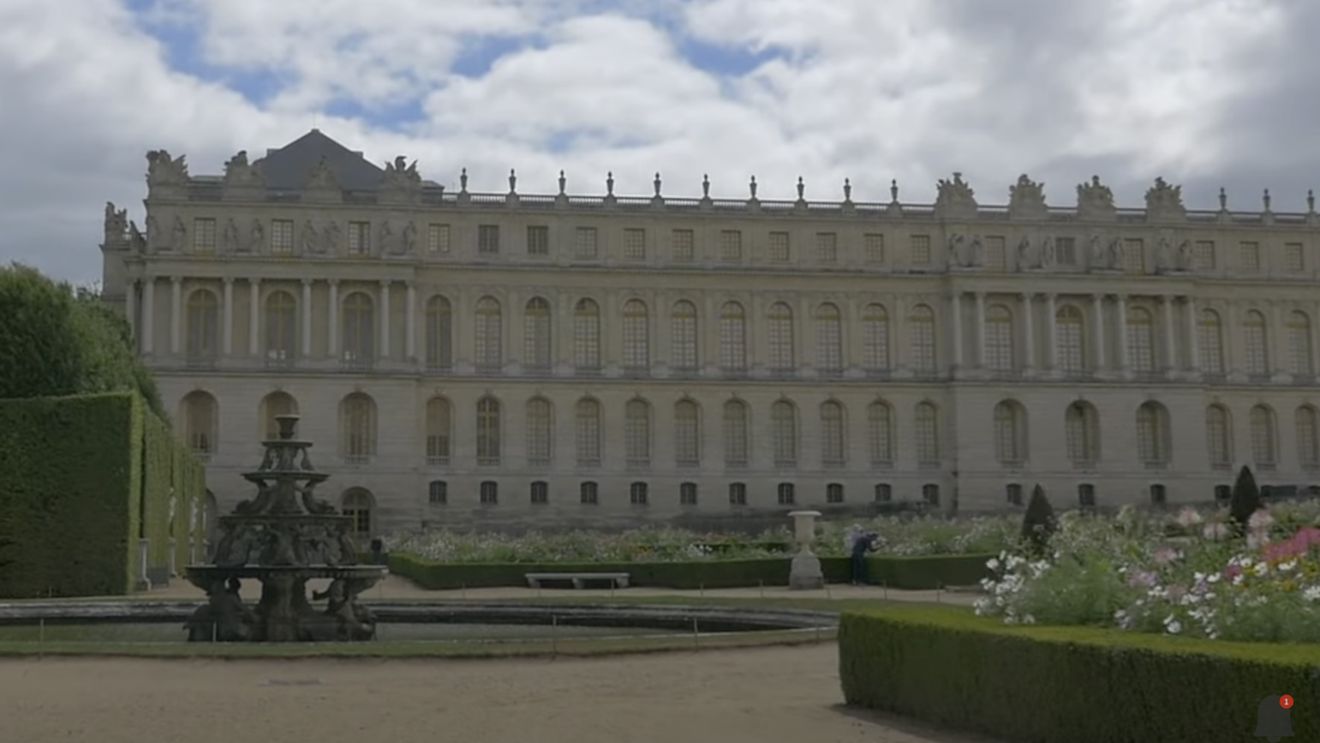 Un incendiu izbucnit la Palatul Versailles fiind necesară evacuarea vizitatorilor / Flăcările au fost stinse