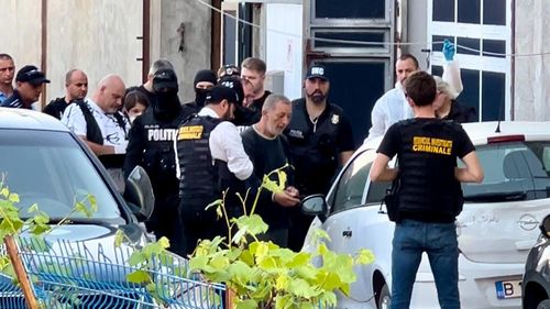 VIDEO Percheziții la un posibil suspect în cazul femeii tranșate, al cărui cadavru a fost descoperit pe un câmp în vecinătatea A1 / Ar fi vorba de un om de afaceri turc