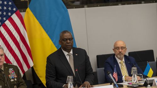 Șeful Pentagonului afirmă că SUA vor apăra "fiecare centimetru" al NATO, în cadrul reuniunii grupului de planificare nucleară