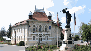 Sediul Primăriei Urlați (Prahova) învrăjbește liberalii și social-democrații. Primarul PNL vrea să o dărâme, ministrul PSD susține că e monument istoric. ”Un primar decuplat total de la ceea ce înseamnă grija pentru comunitate”