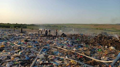 Botoşani: Incendiul la un depozit ecologic de deşeuri a fost stins. Suprafaţa afectată este de 1.000 de metri pătraţi