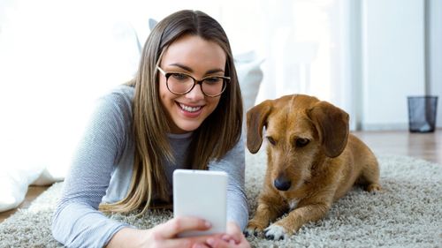 EXCLUSIV | Animalele de companie, pansament pentru singurătate, mai ales de sărbători. Cum alină angoasele și nevoia de apartenență prin simpla prezență: „Câinii, în special, dar și celelalte animale ne pot ajuta să trecem prin perioada sărbătorilor mult mai ușor și cu un sentiment de utilitate și sens”