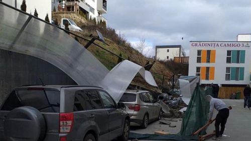 Un zid de sprijin dintr-un proiect imobiliar din Cluj-Napoca s-a prăbușit peste șase mașini