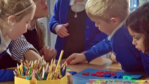 Marea Britanie a introdus o nouă evaluare a copiilor de 4-5 ani, la începutul școlii. Educatorul bifează pe o tabletă răspunsurile copilului, care îi arată, spune sau face diverse lucruri