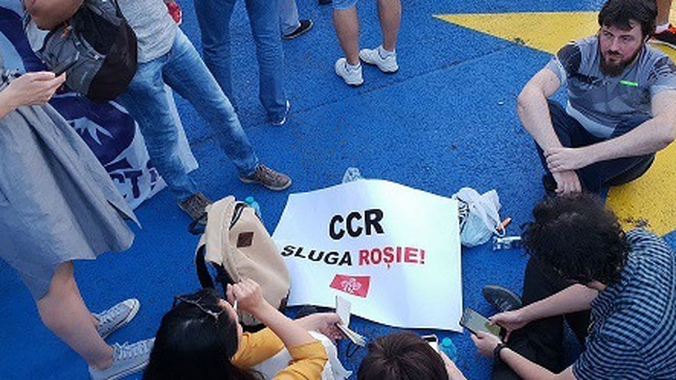 Protest în București. 3.000 de oameni au strigat ”CCR, sluga PSD” și ”Analfabeta” în fața Guvernului