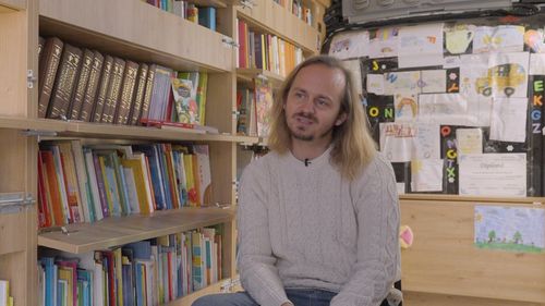 Pune cărțile pe roți. Omul care de 10 ani insuflă în moduri inedite dragostea pentru lectură / Vezi povestea vineri, într-un nou reportaj InspiRO