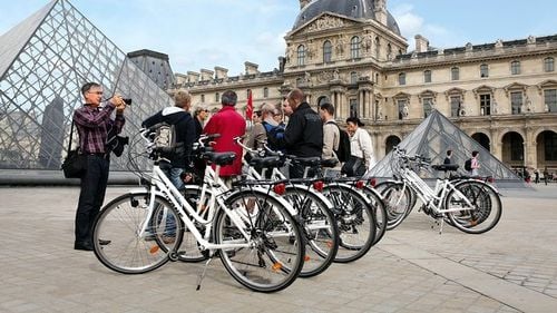 Cum s-a pregătit Parisul pentru a încuraja circulația cu bicicleta/ Parizienii își repară bicicletele nefolosite ani de zile pentru a evita transportul în comun