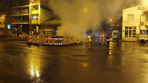 FOTO Accident în Capitală, pe strada Doamna Ghica: O mașină a căzut în groapa RADET