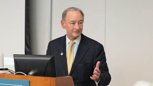 Universitate importantă din Washington, acuzată că a îndepărtat afișe care protestează împotriva persecutării uigurilor, tibetanilor și locuitorilor din Hong Kong de către guvernul chinez / Președintele Universității admite că a greșit