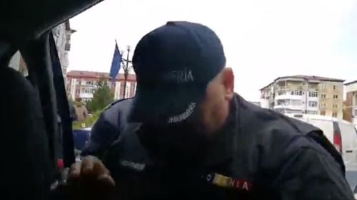 Cum motivează Jandarmeria Argeș ridicarea protestatarilor anti-Dragnea de la Topoloveni: Au participat la o adunare publică nedeclarată și au refuzat să părăsească zona / ”Vor fi sancționați contravențional”