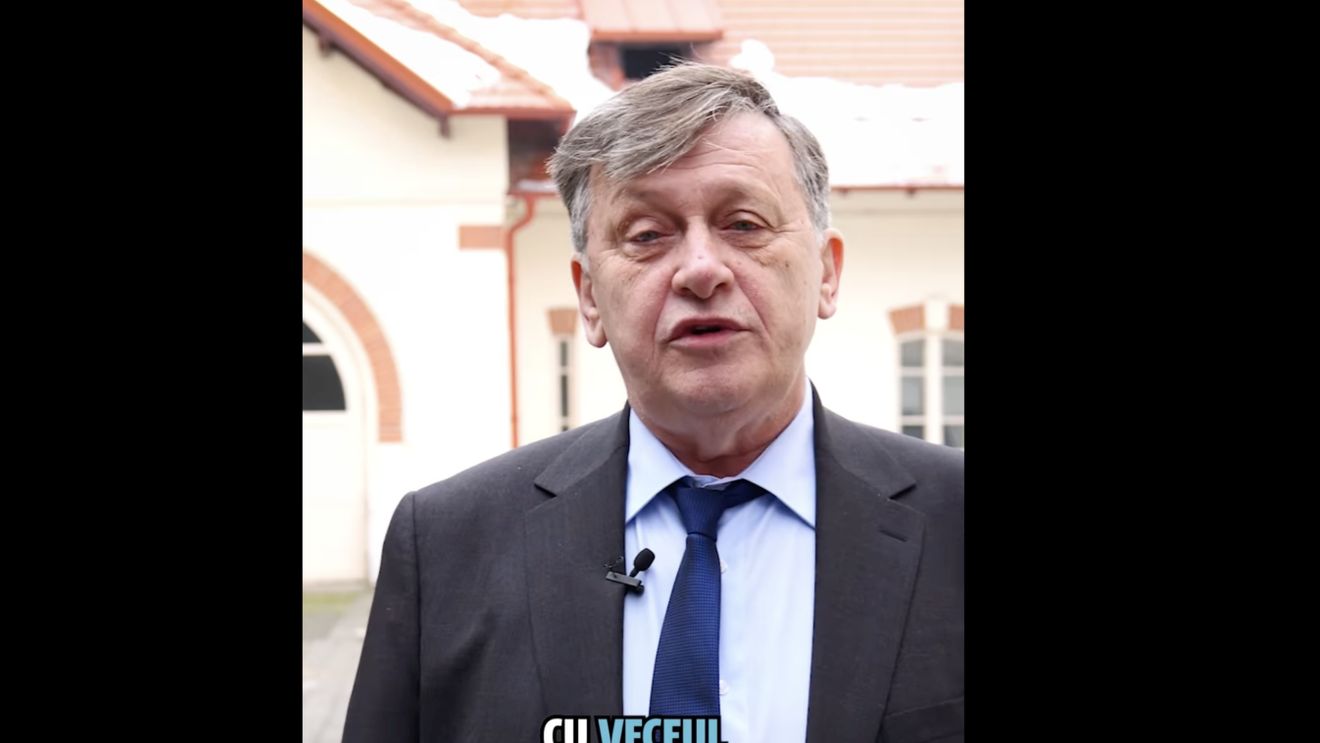 VIDEO Crin Antonescu, candidat la președinția țării: Educația din România e o școală cu veceu în curte. Cu mine președinte va dispărea acest lucru nedemn. O să spuneți că nu e treaba mea de președinte. E timpul să înțelegem că nu vine nimeni să ne salveze de noi înșine
