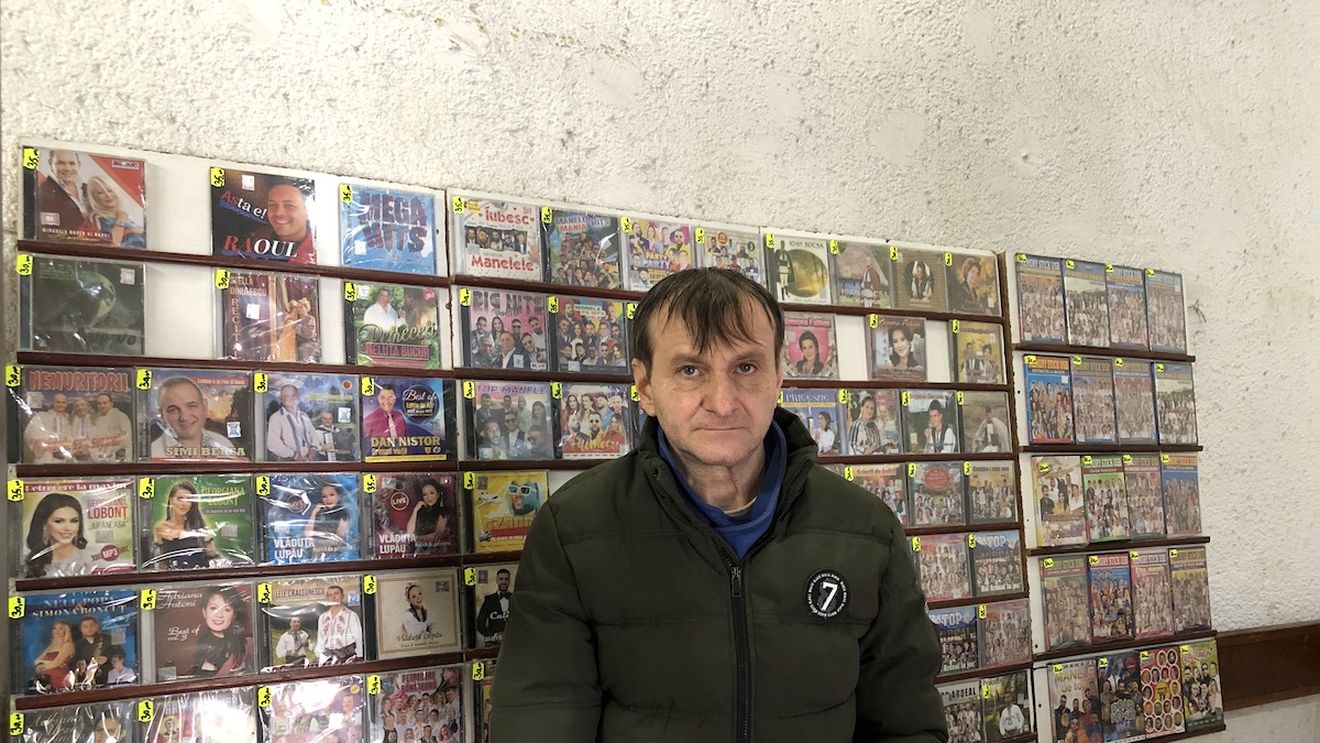 Un sibian vinde de aproape 30 de ani CD-uri în centrul orașului / ”Cumpără și oameni în vârstă, dar vine și tineret” / ”Am fost întrebat de casete audio, dar au dispărut”
