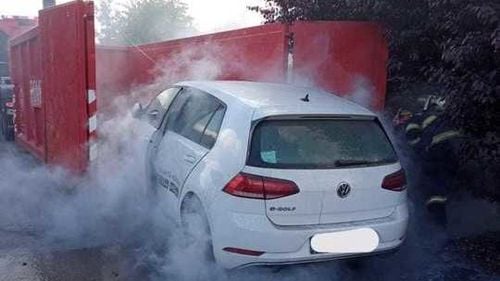 VIDEO Intervenție în premieră la o mașină electrică în flăcări: Pompierii din Timiș au răcit bateriile scufundând autoturismul în apă