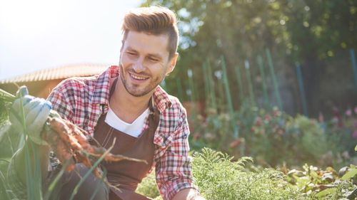 Tinerii fermieri din UE pot primi până la 300.000 de euro sumă forfetară, începând cu 2028, în cadrul viitoarei PAC. Măsura face parte din strategia pentru reînnoirea generațională în agricultură a UE