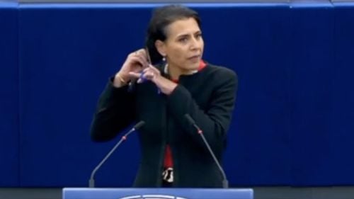 Un europarlamentar suedez și-a tăiat părul în timpul unui discurs în Parlamentul European / A spus că este un act de solidaritate cu femeile iraniene după moartea tinerei Mahsa Amini