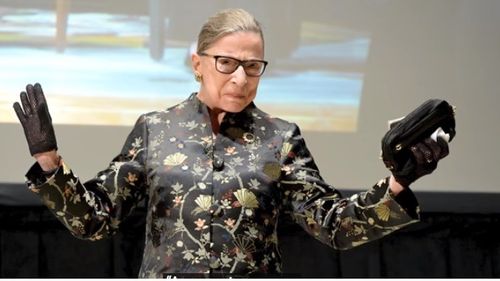 Donald Trump a fost huiduit la Curtea Supremă, unde i-a adus un ultim omagiu judecătoarei Ruth Bader Ginsburg, în contextul luptei pentru numirea unui succesor al magistratului
