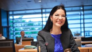 Ana Birchall şi-a anunţat candidatura independentă la prezidenţiale: România are nevoie de un preşedinte imparţial şi independent, nu de unul care să fie în realitate un preşedinte de partid