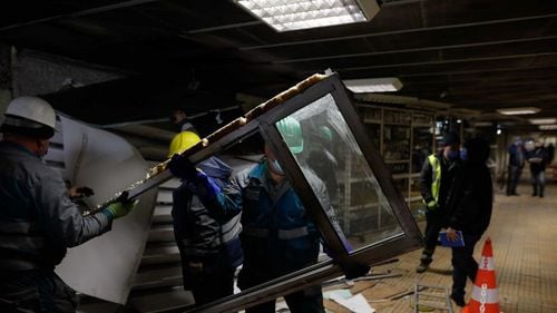 Vâlceanu îl revocă astăzi pe Ştefan Paraschiv, directorul de la Metrou care a demolat cu ranga chioşcurile sindicaliştilor lui Rădoi. Doar doi directori de mari companii numiţi de Bode şi Drulă mai rezistă în funcţie